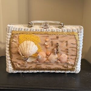 Vintage Seashell White Wicker Lucite Handle & Lucite Closure Handbag